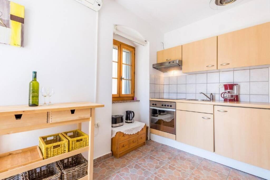 Apartamento Tin 2 Vrbnik Exterior foto