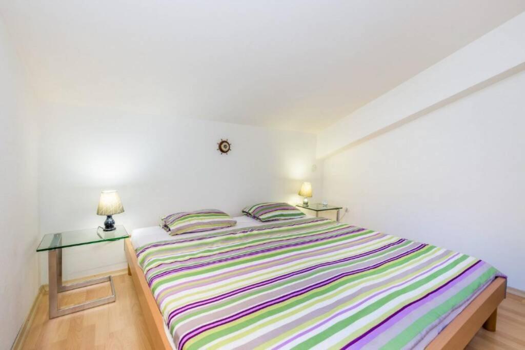 Apartamento Tin 2 Vrbnik Exterior foto